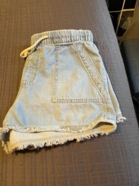 BCBG Lightweight 2" Pull On Denim Shorts Size Medium EUC